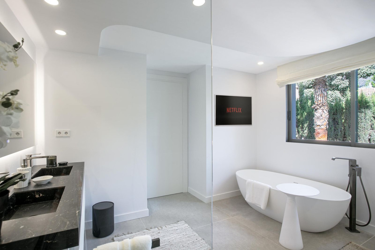 5 Bedroom Villa in Marbella - Photo 7