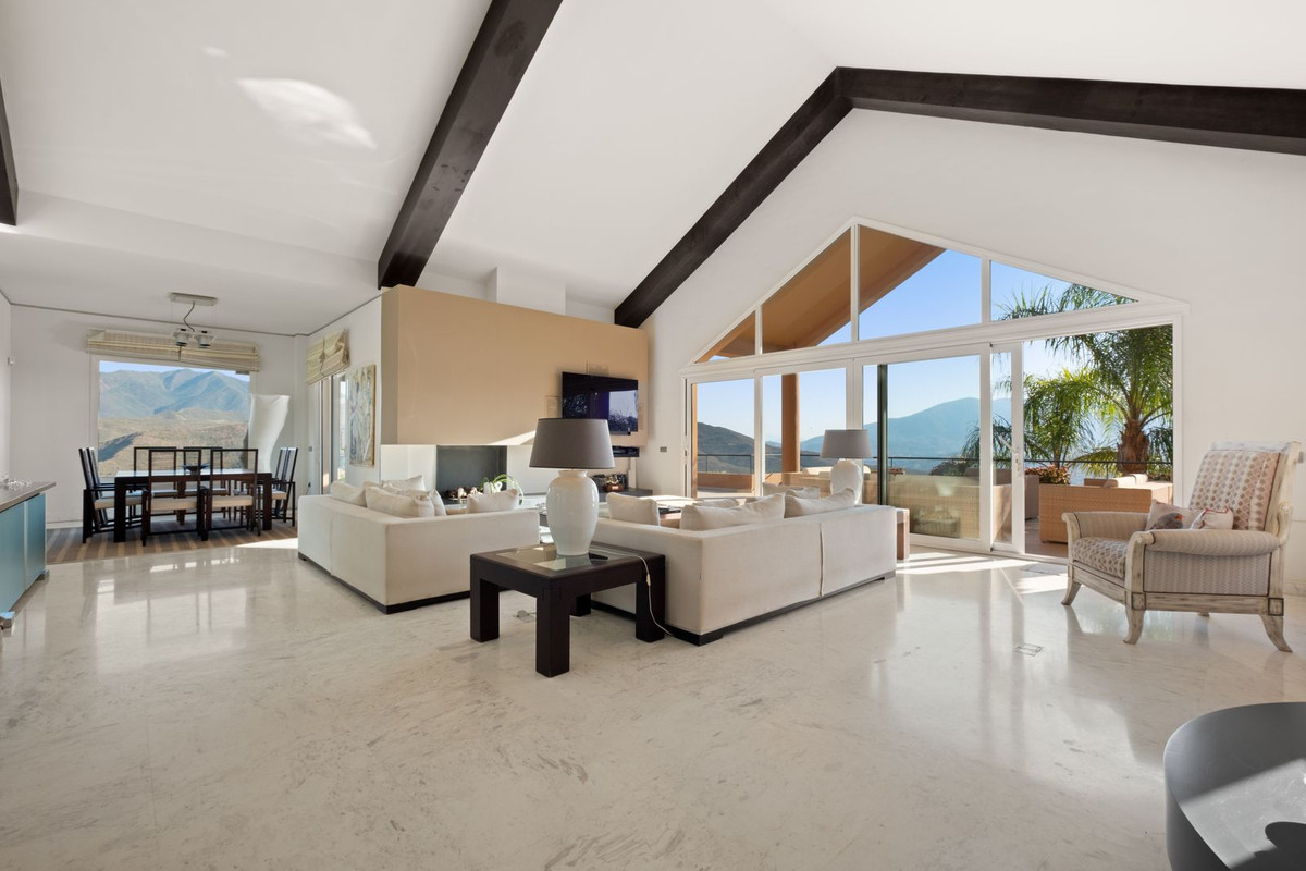 5 Bedroom Villa in Marbella - Photo 2