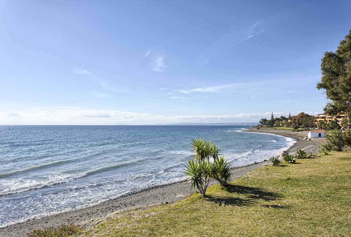 2 Bedroom Apartment in Estepona - Photo 5