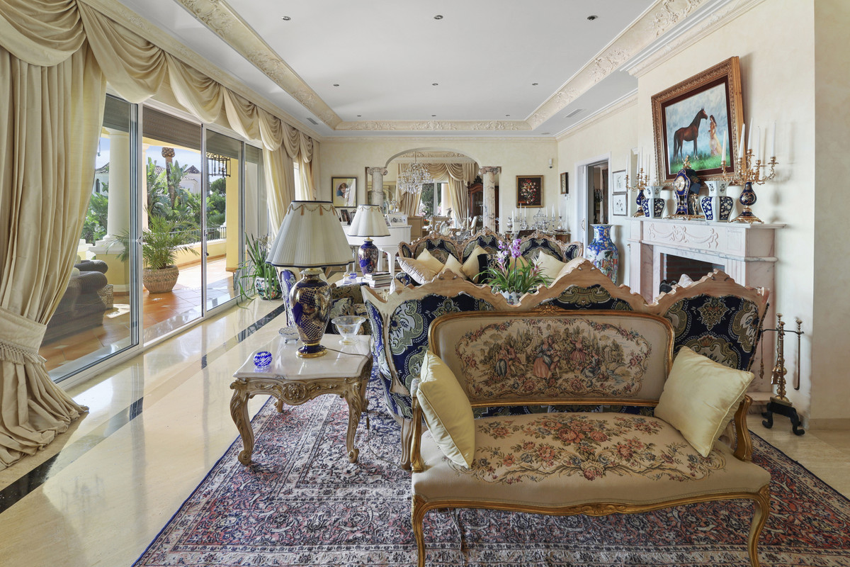 5 Bedroom Villa in Estepona - Photo 12
