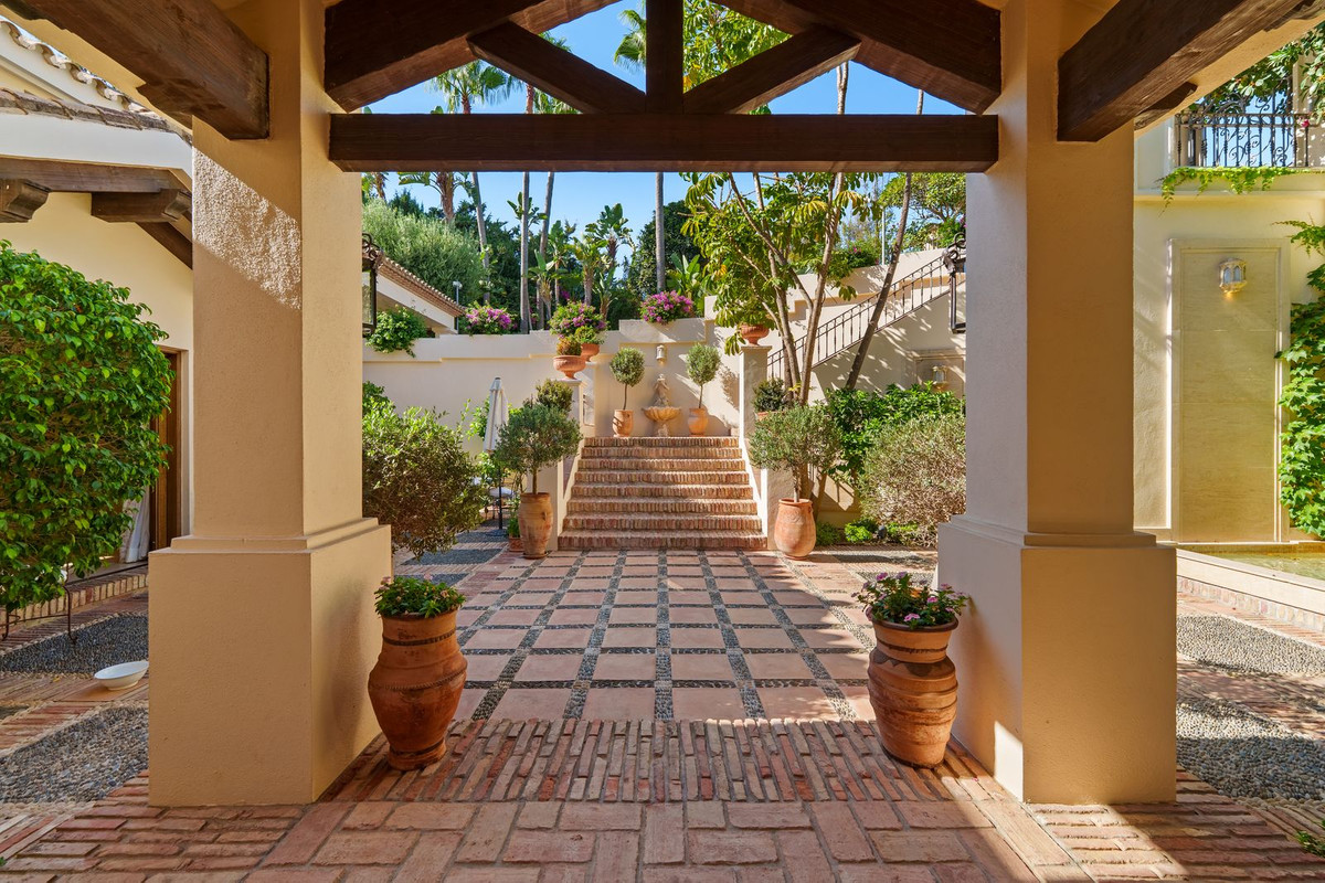 6 Bedroom Villa in Marbella - Photo 18