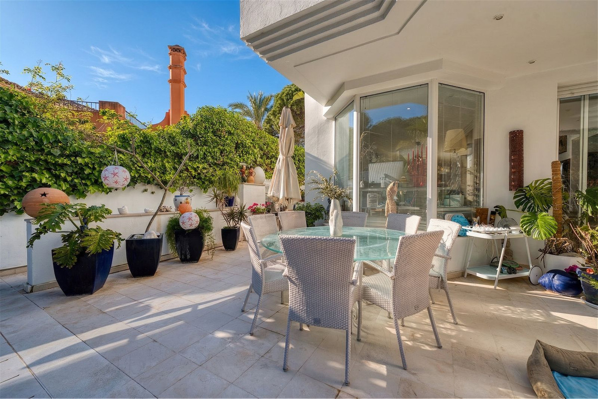 4 Bedroom Villa in Estepona - Photo 32