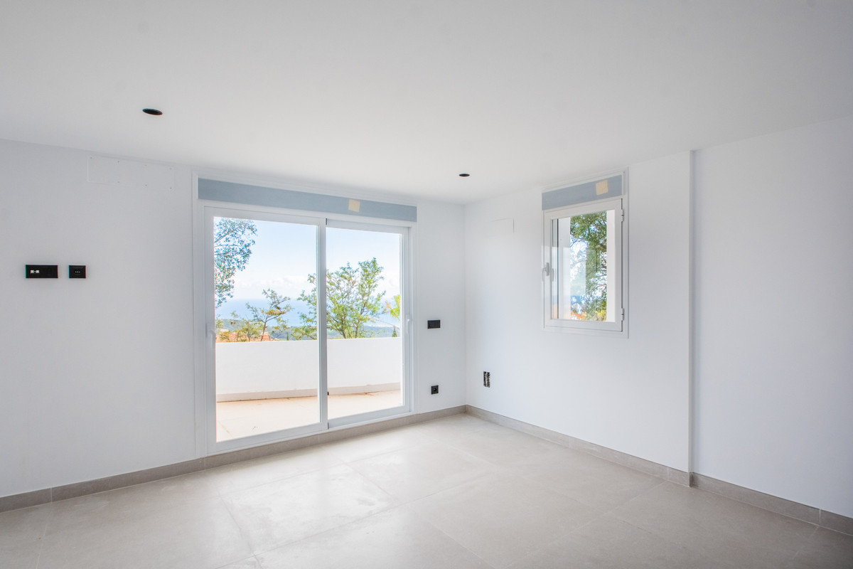 3 Bedroom Apartment in Marbella - Photo 12