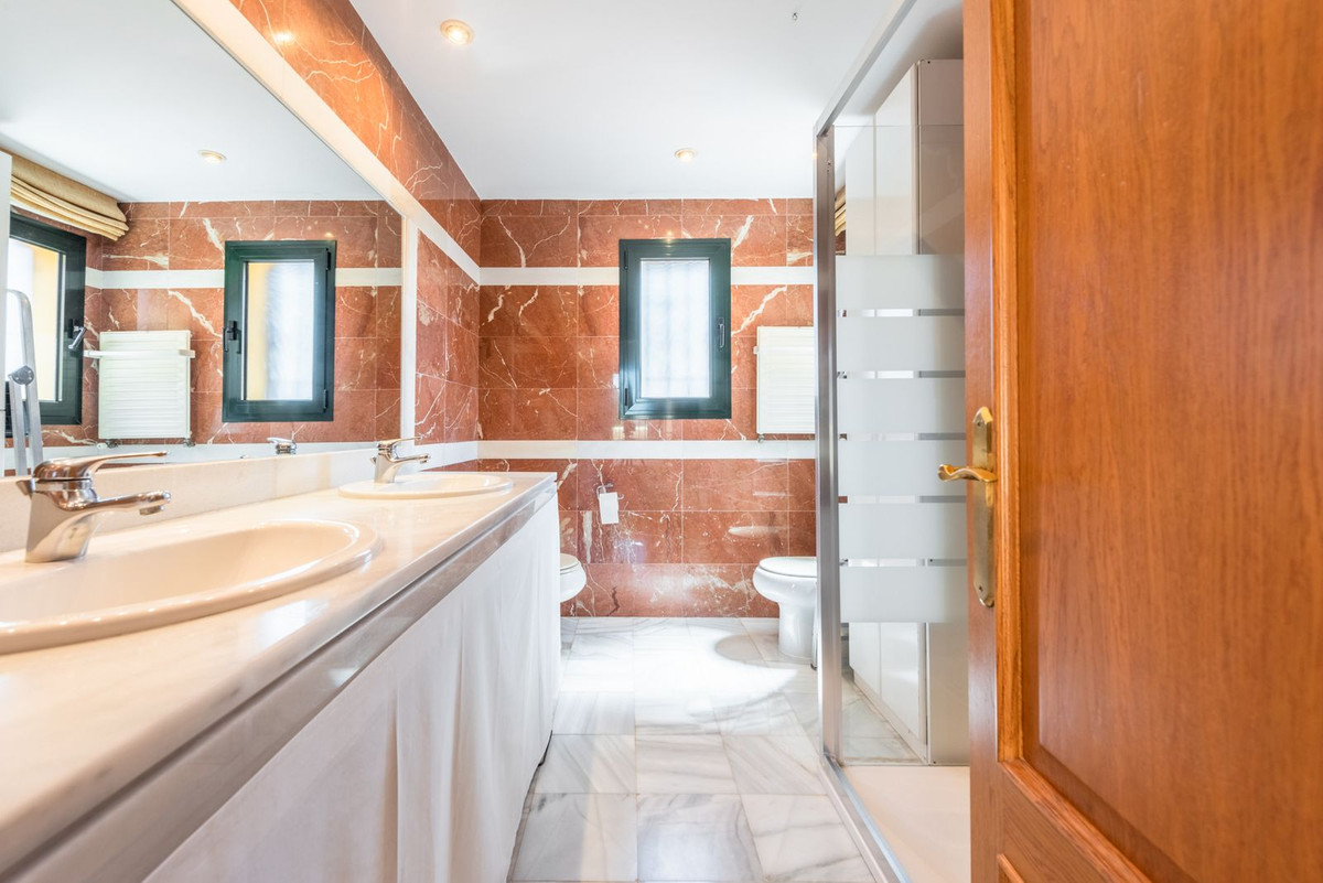 4 Bedroom Townhouse in Marbella - Photo 14