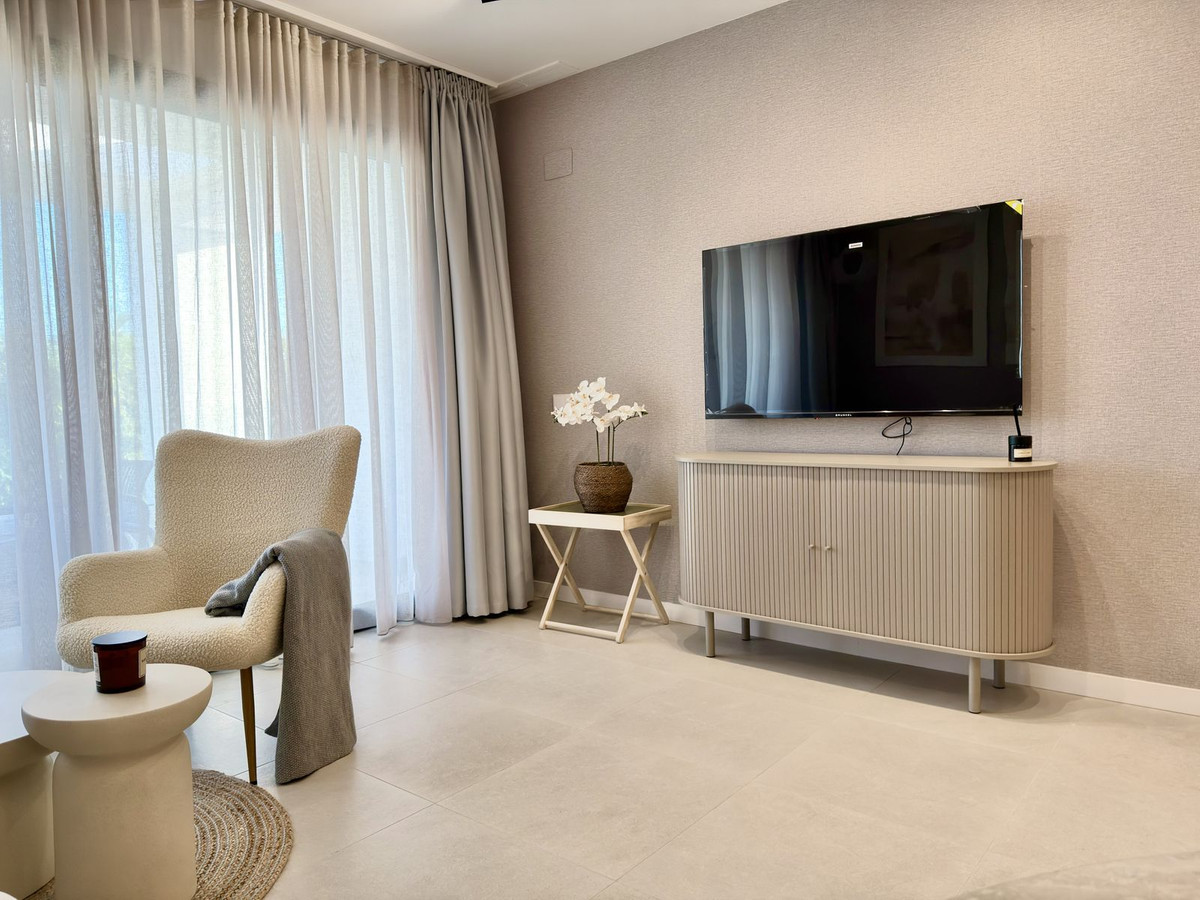 2 Bedroom Apartment in Estepona - Photo 5