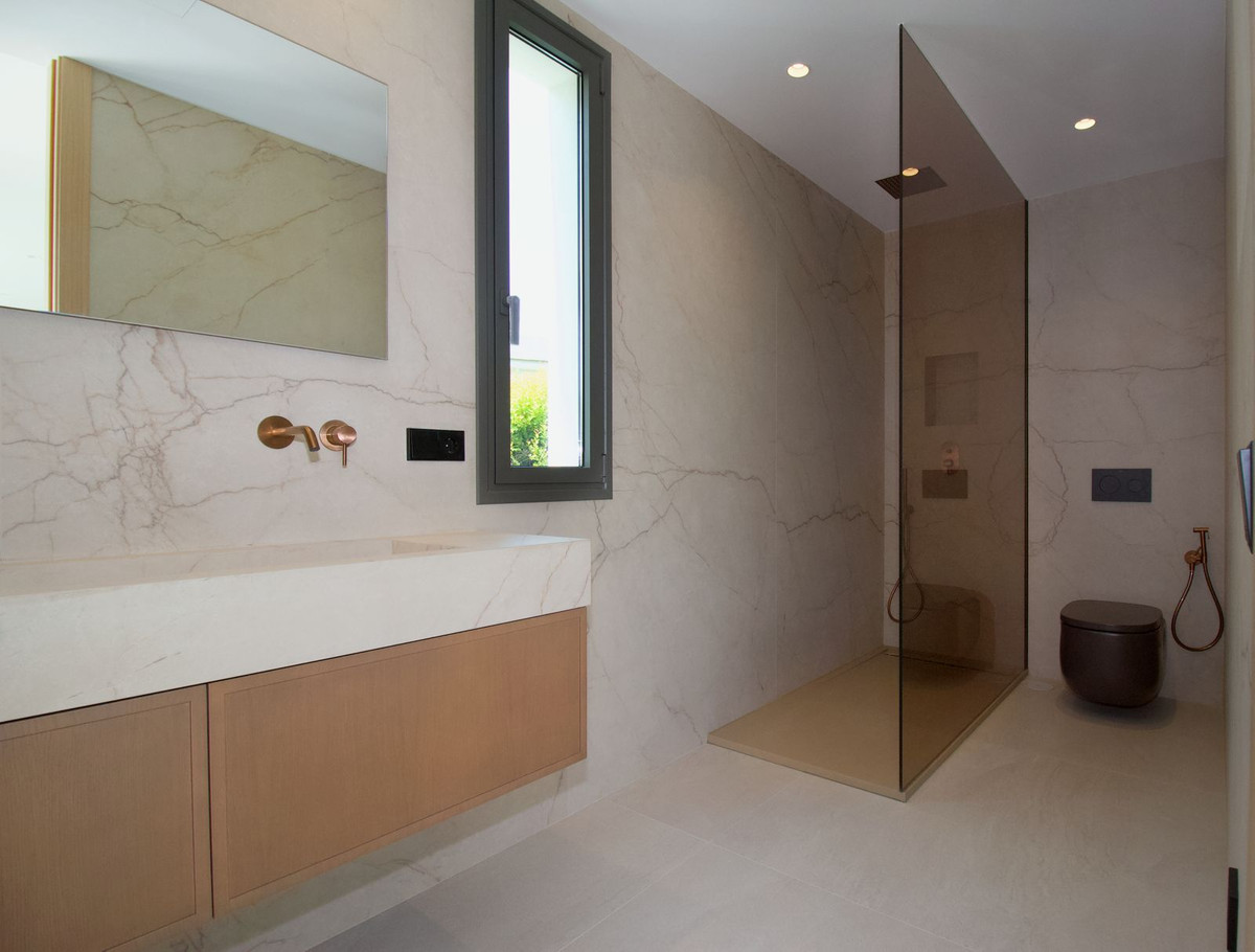 4 Bedroom Villa in Estepona - Photo 26