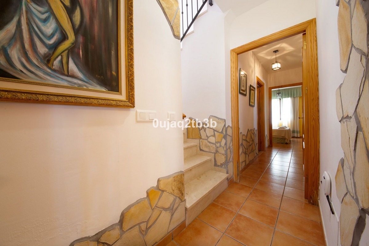 6 Bedroom Villa in Estepona - Photo 13