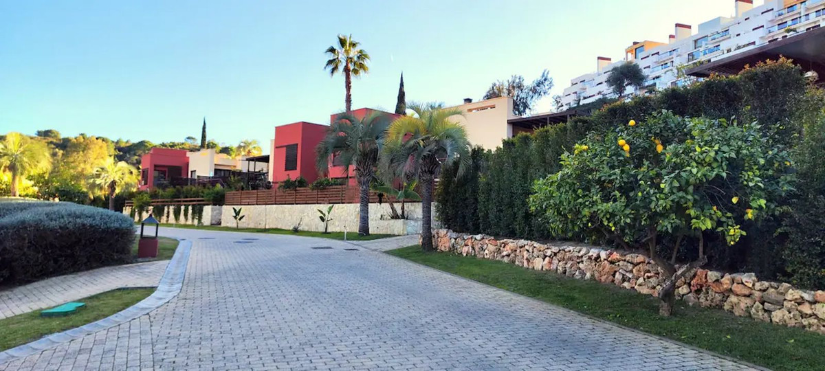 2 Bedroom Penthouse in Benahavís - Photo 8