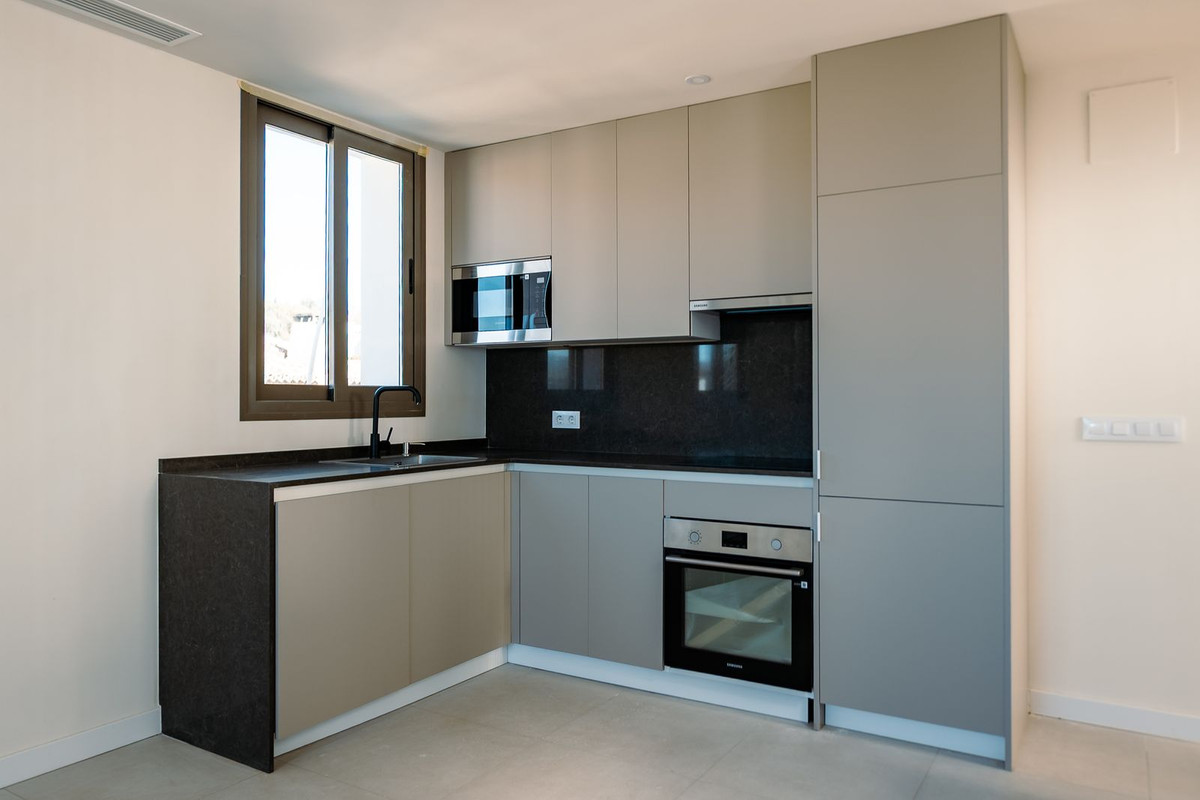 2 Bedroom Penthouse in Estepona - Photo 6