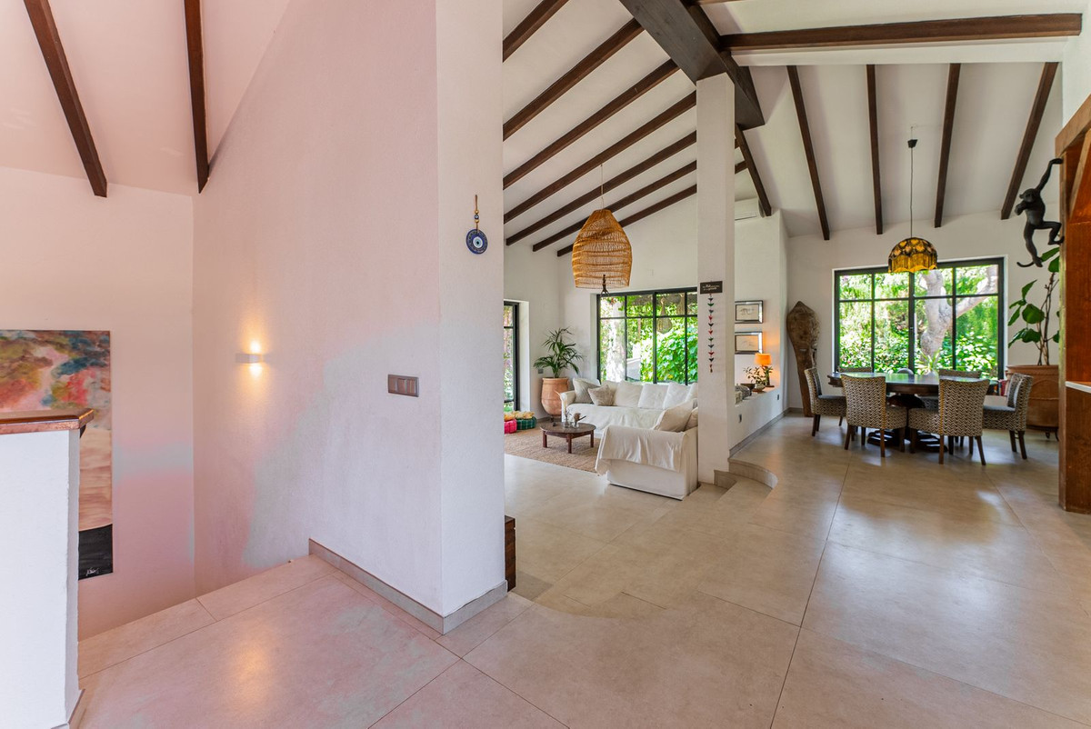 4 Bedroom Villa in Estepona - Photo 9