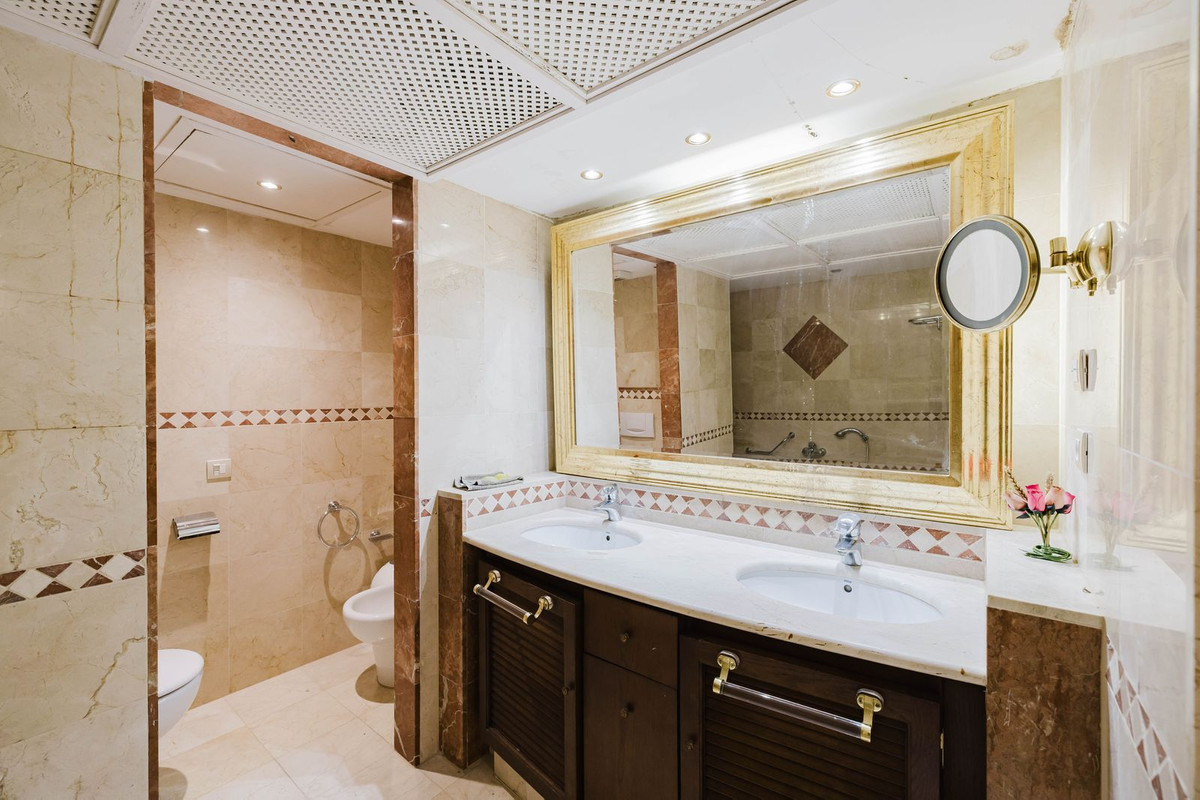 2 Bedroom Apartment in Estepona - Photo 7