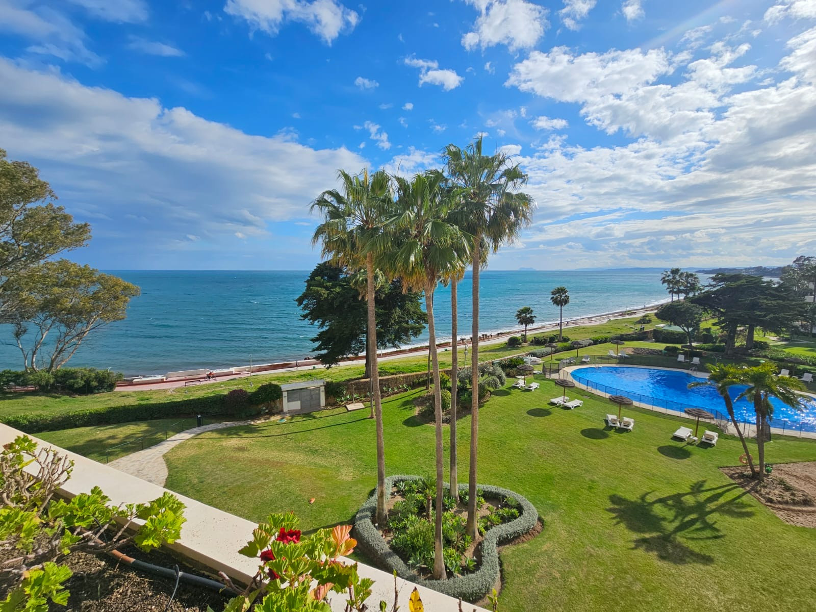 3 Bedroom Apartment in Estepona - Photo 2