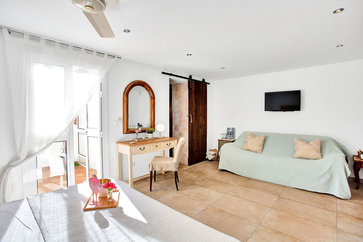6 Bedroom Villa in Marbella - Photo 36