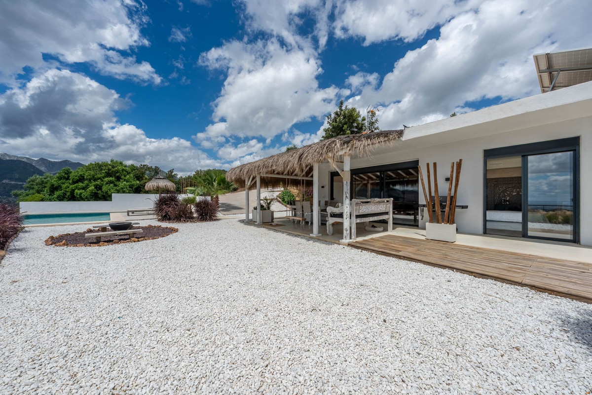 2 Bedroom Villa in Marbella - Photo 2