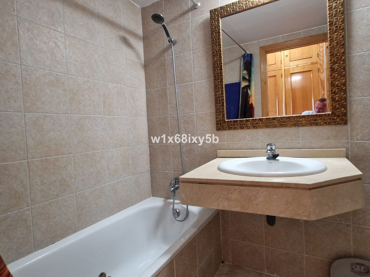 2 Bedroom Apartment in Estepona - Photo 11