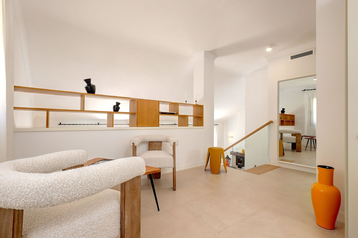 4 Bedroom Villa in Marbella - Photo 32