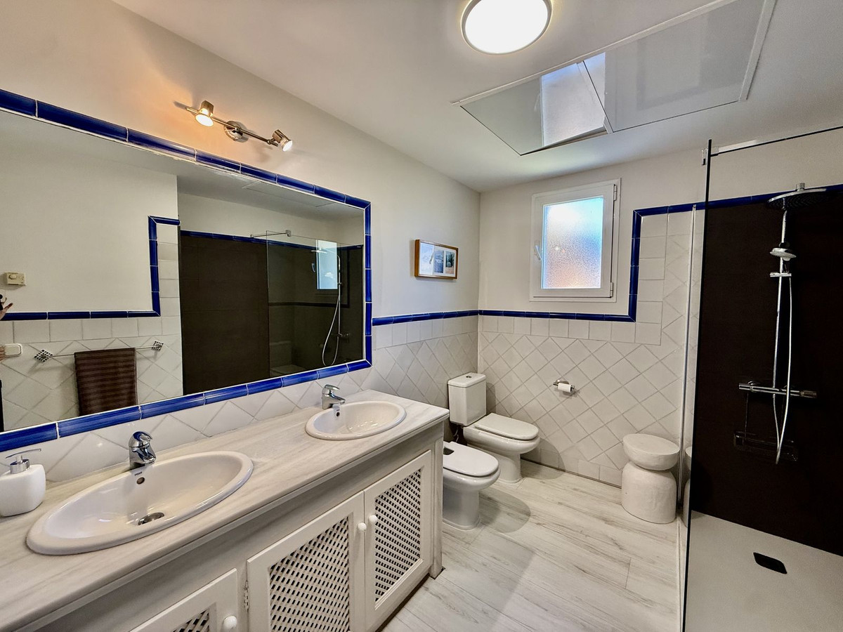 3 Bedroom Penthouse in Casares - Photo 32