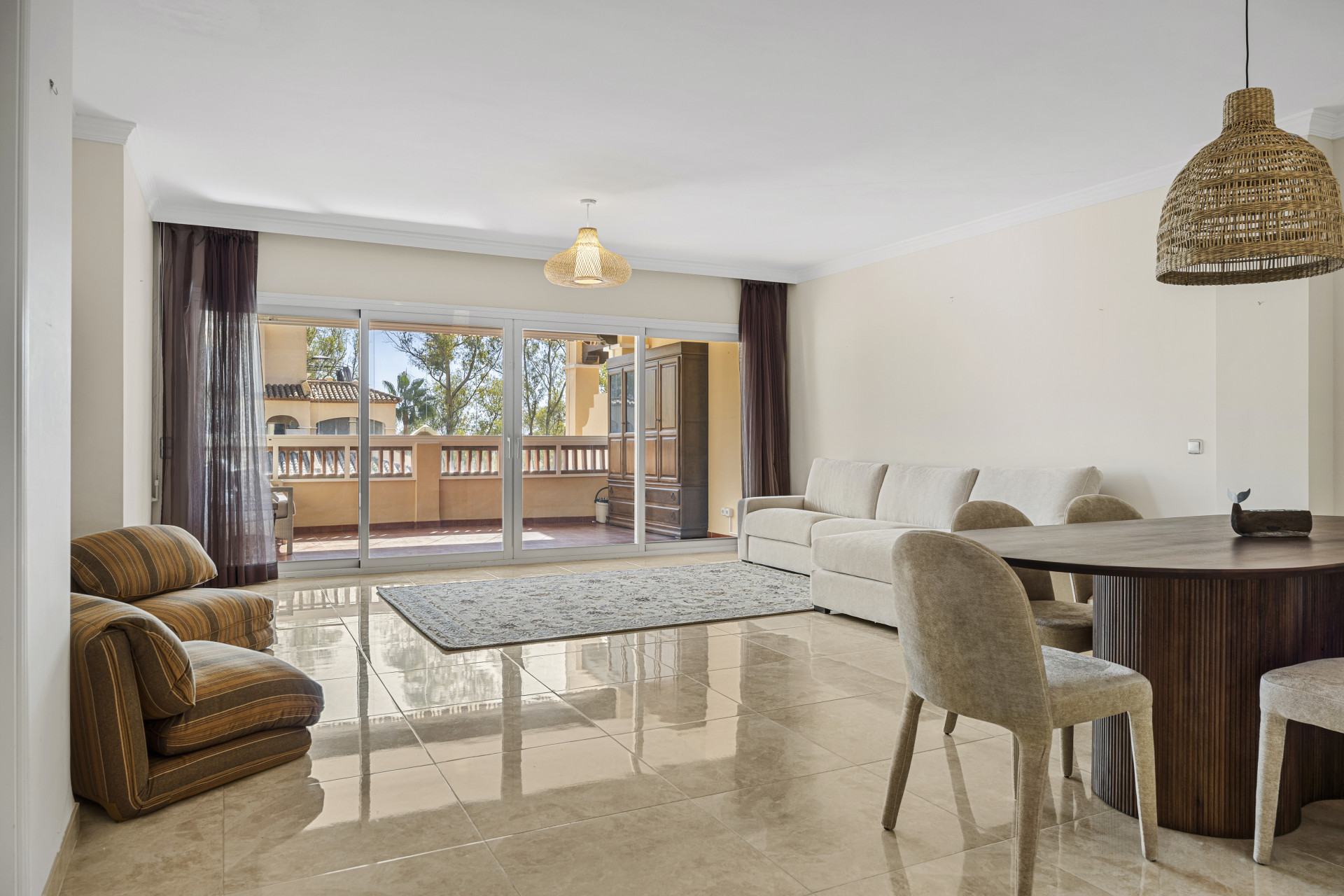 2 Bedroom Apartment in Estepona - Photo 2