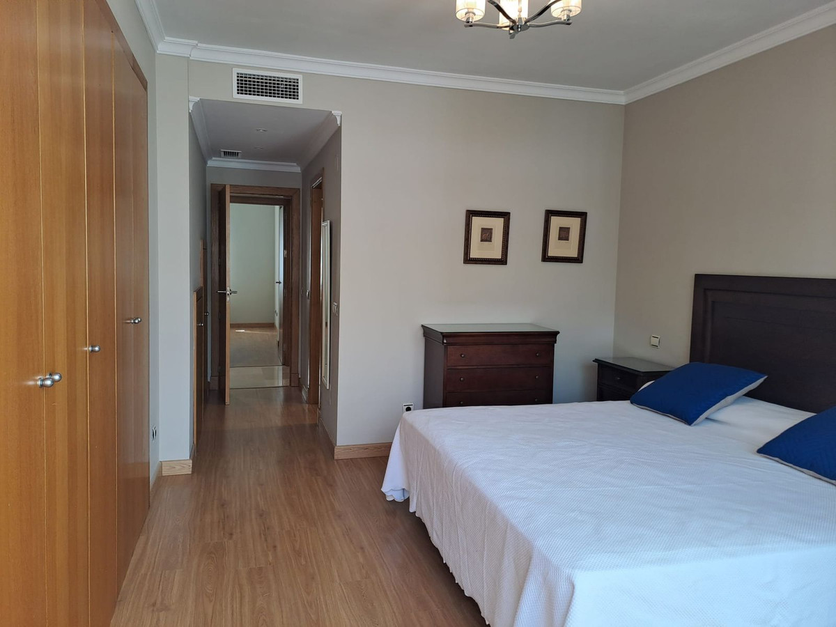 2 Bedroom Apartment in Estepona - Photo 12