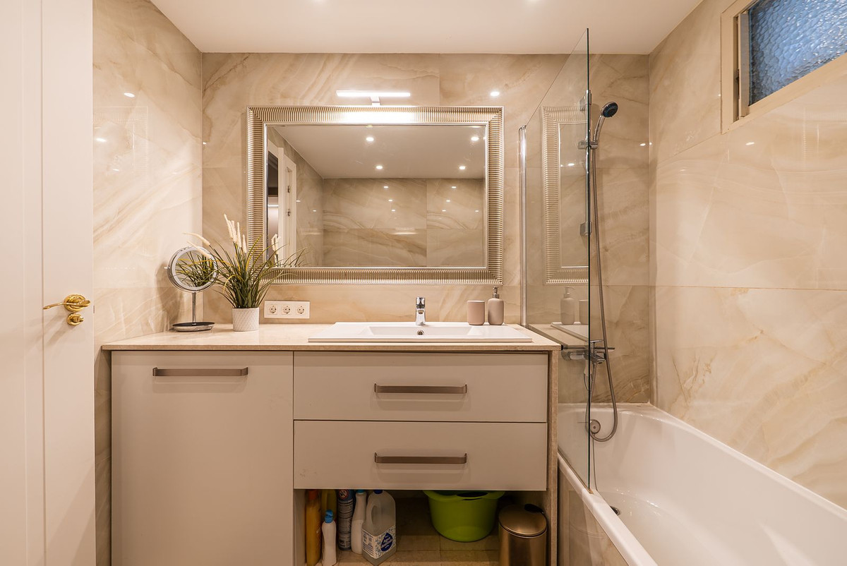 1 Bedroom Apartment in Estepona - Photo 13