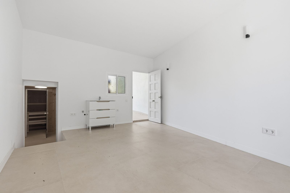 4 Bedroom Villa in Marbella - Photo 58