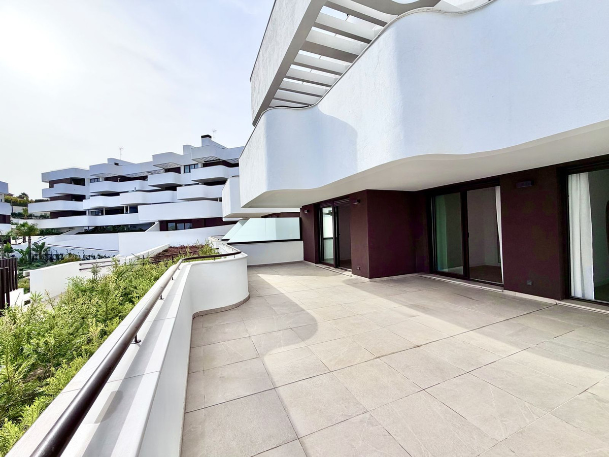 2 Bedroom Apartment in Estepona - Photo 2