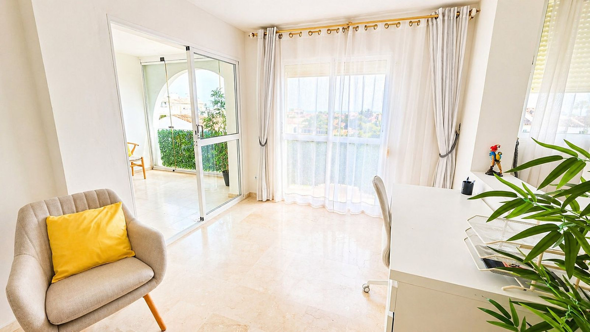 2 Bedroom Apartment in Estepona - Photo 11