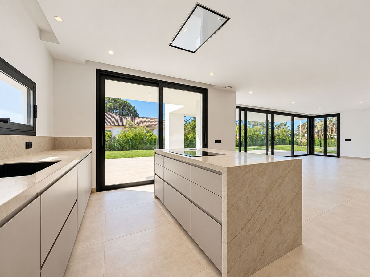 5 Bedroom Villa in Marbella - Photo 3