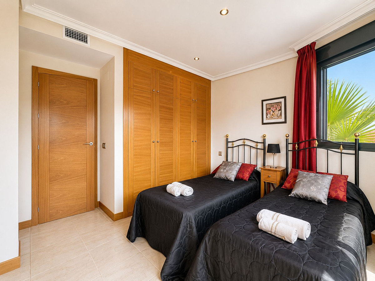 2 Bedroom Apartment in Estepona - Photo 17