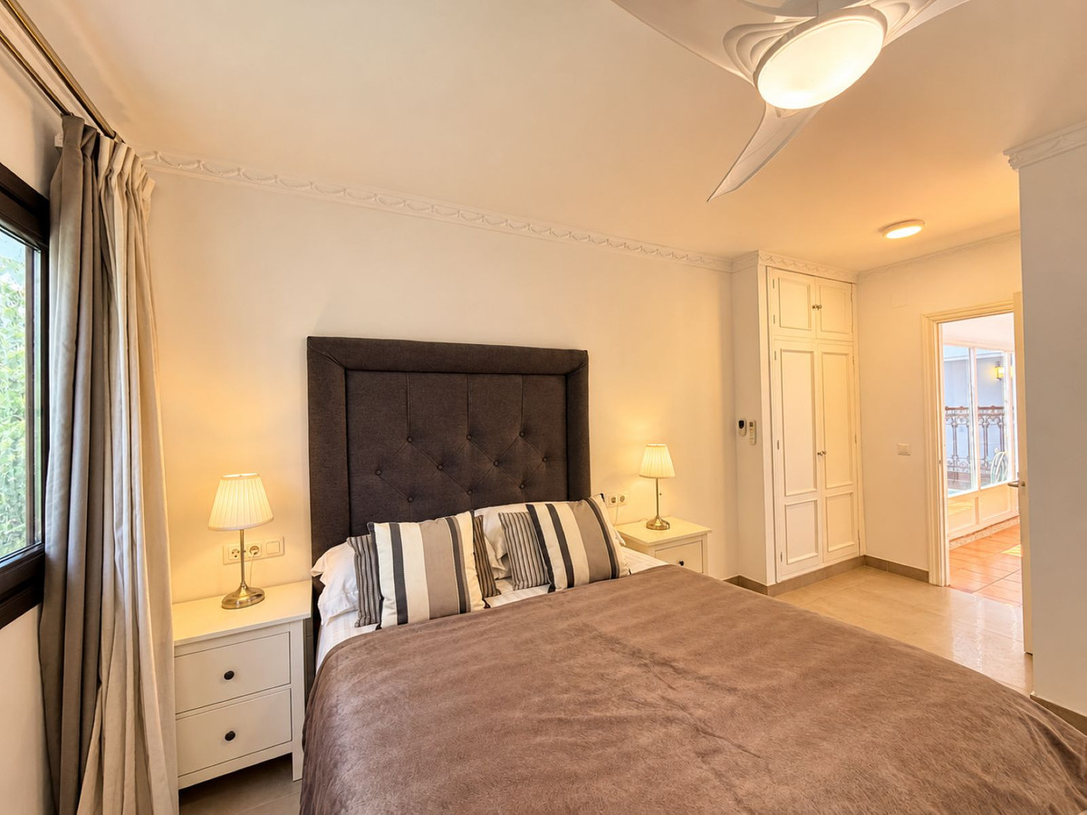 5 Bedroom Villa in Estepona - Photo 13