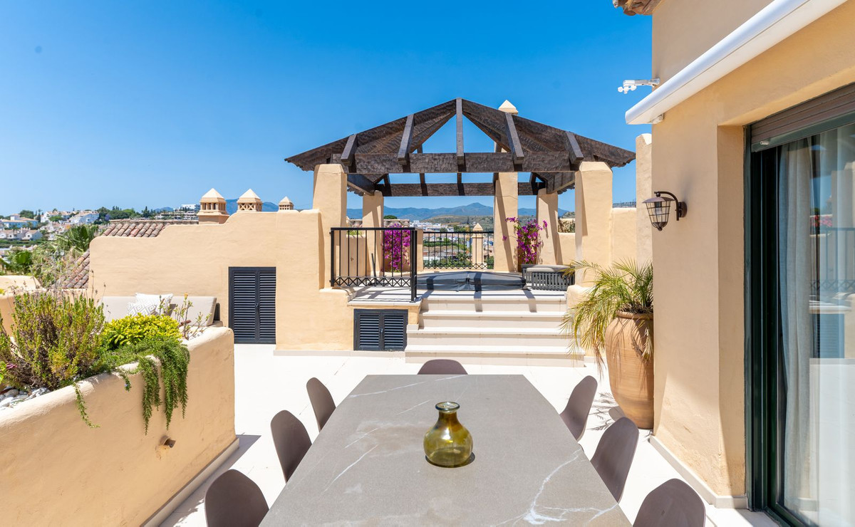3 Bedroom Penthouse in Estepona - Photo 32