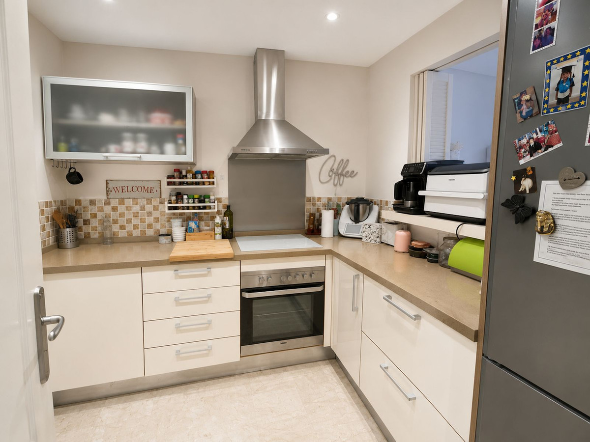 2 Bedroom Apartment in Estepona - Photo 7