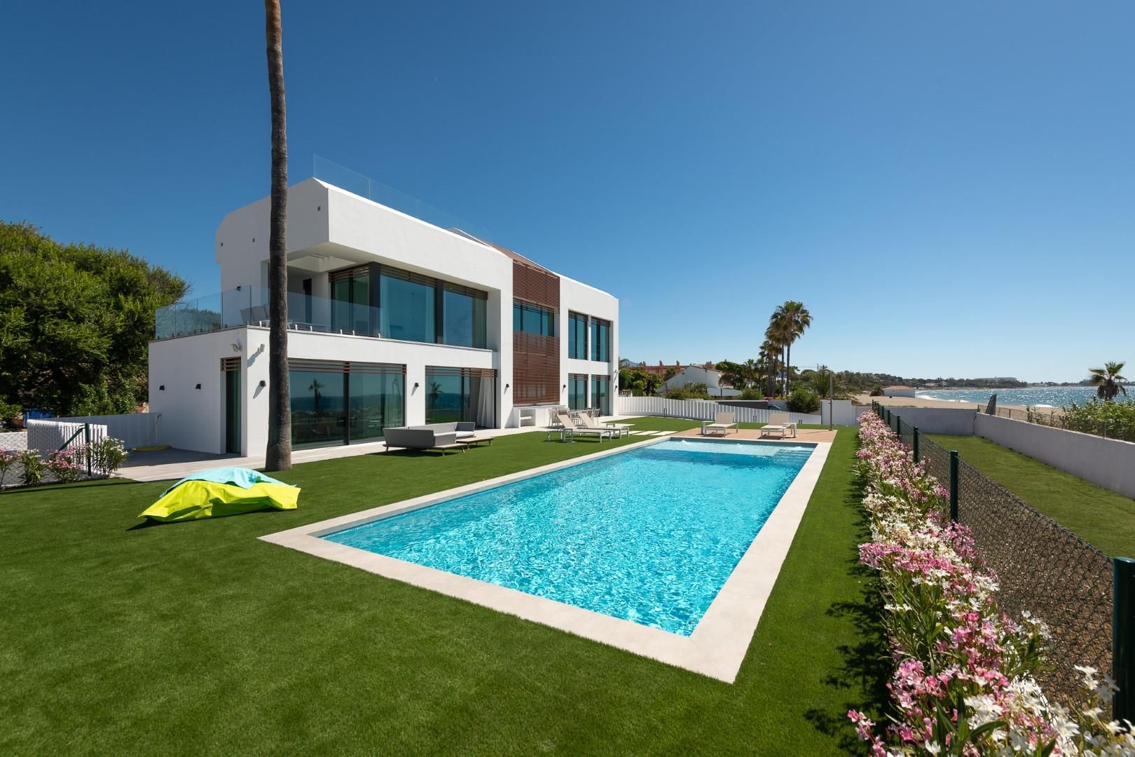 5 Bedroom Villa in Estepona - Photo 3