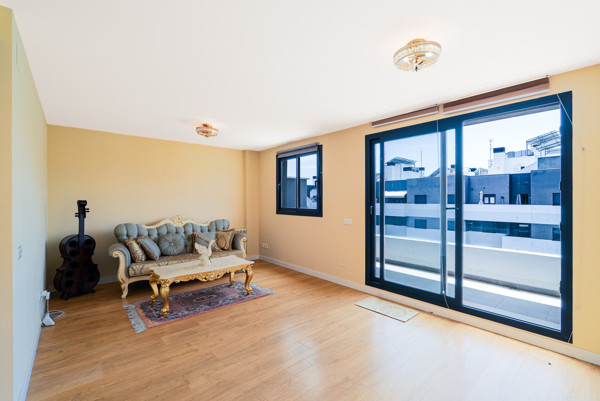 3 Bedroom Apartment in Estepona - Photo 9