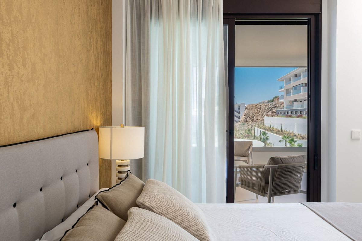 2 Bedroom Apartment in Fuengirola - Photo 9