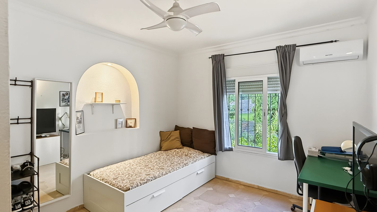 2 Bedroom Apartment in Mijas - Photo 16