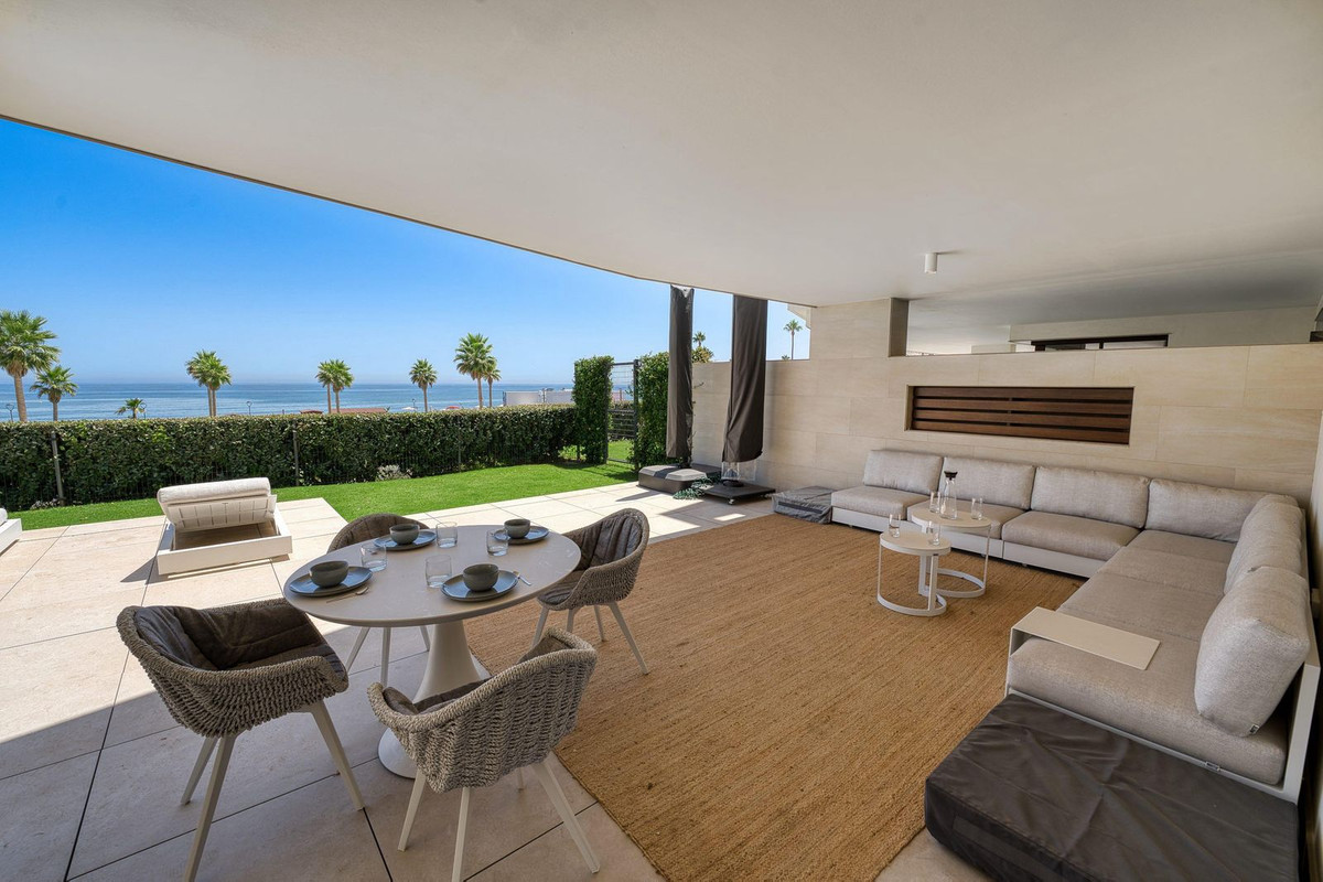 3 Bedroom Apartment in Estepona - Photo 5