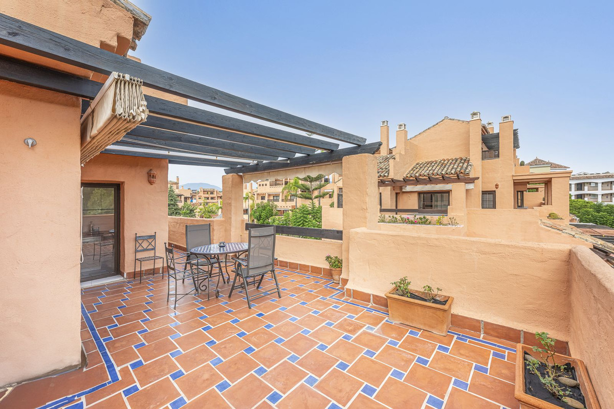 4 Bedroom Penthouse in Estepona - Photo 3