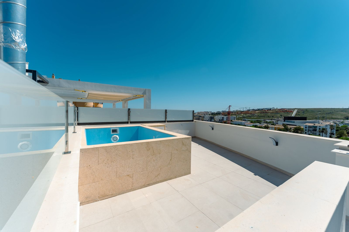 2 Bedroom Penthouse in Estepona - Photo 2