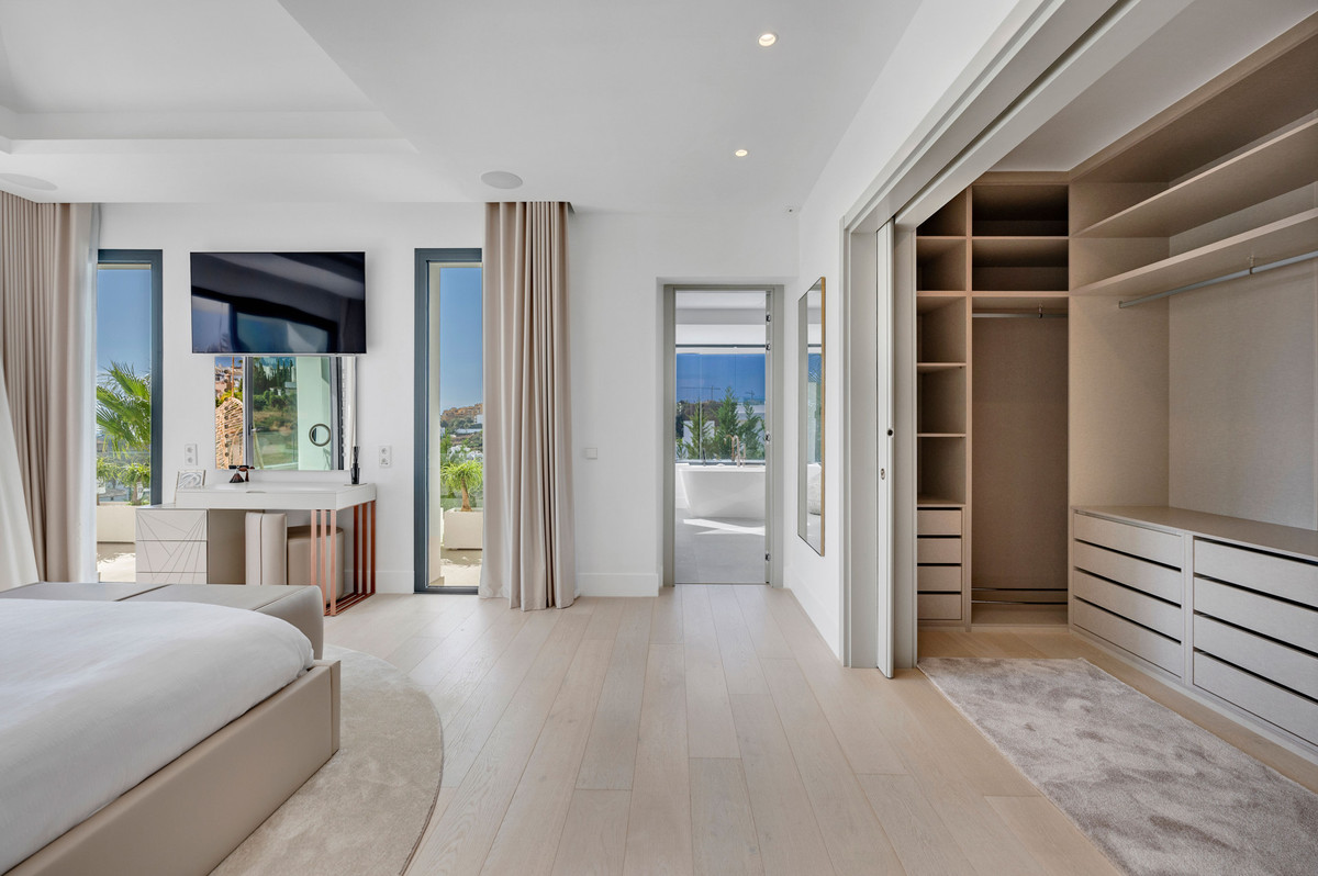 6 Bedroom Villa in Estepona - Photo 17