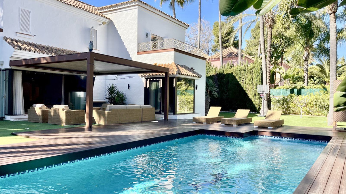 4 Bedroom Villa in Marbella - Photo 2