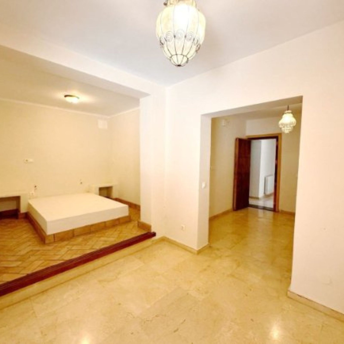 8 Bedroom Villa in Marbella - Photo 14