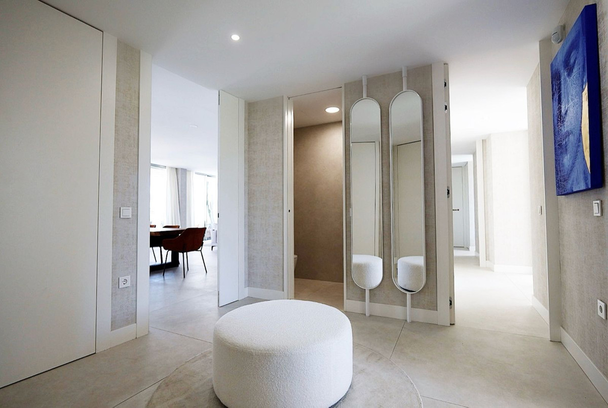 4 Bedroom Apartment in Estepona - Photo 27