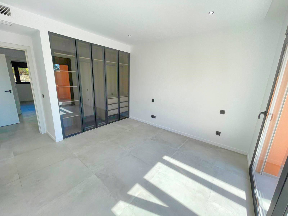 3 Bedroom Townhouse in Estepona - Photo 16