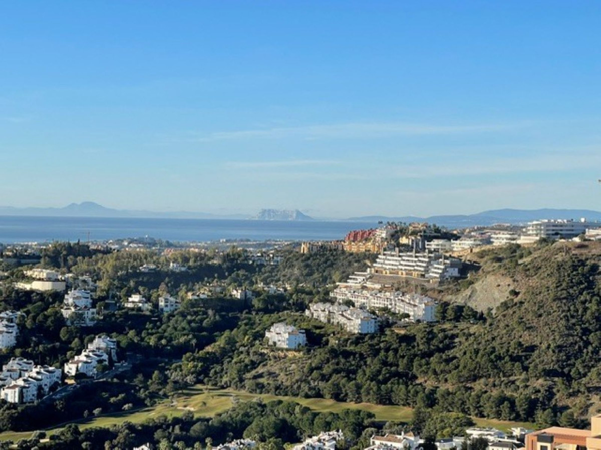 3 Bedroom Apartment in Benahavís - Photo 3