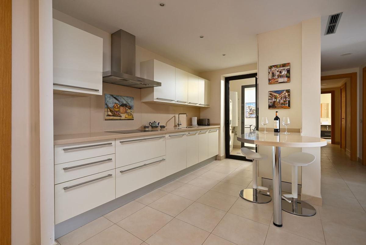 3 Bedroom Apartment in Marbella - Photo 5