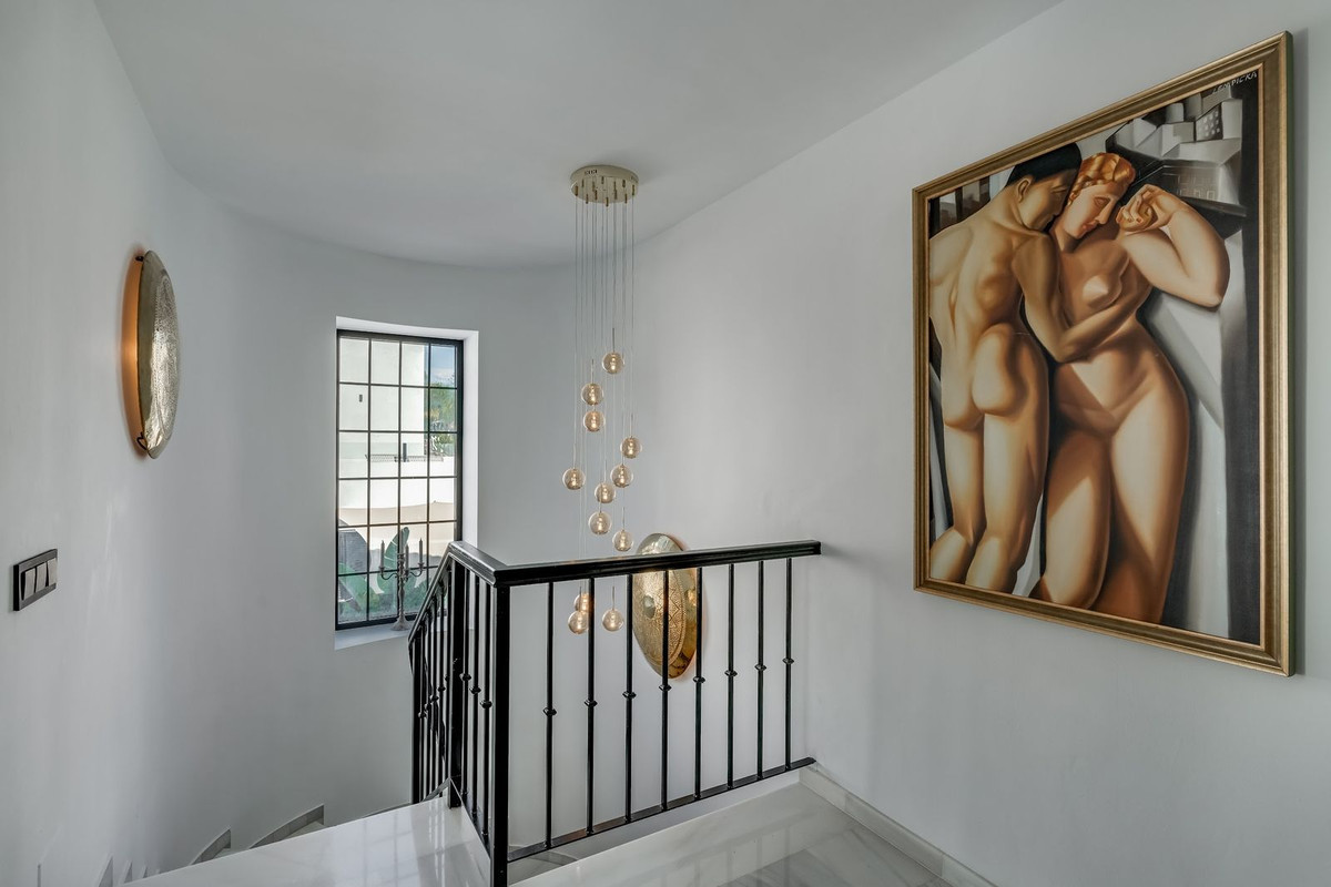 5 Bedroom Villa in Marbella - Photo 24