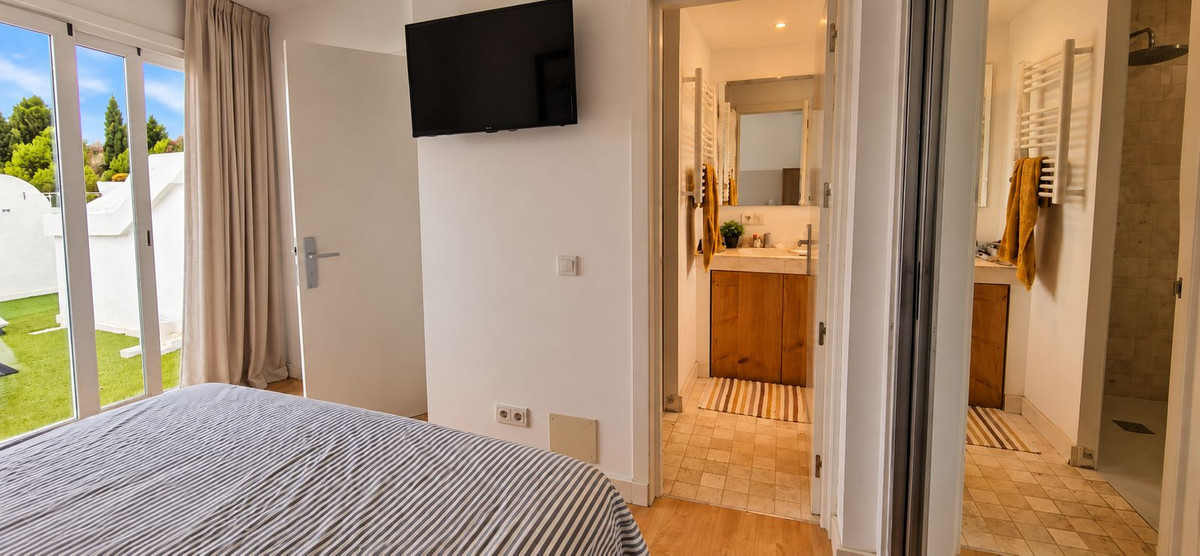 2 Bedroom Townhouse in Marbella - Photo 17