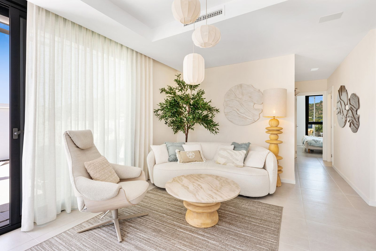 2 Bedroom Penthouse in Estepona - Photo 4