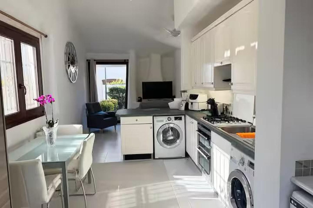 2 Bedroom Apartment in Estepona - Photo 5